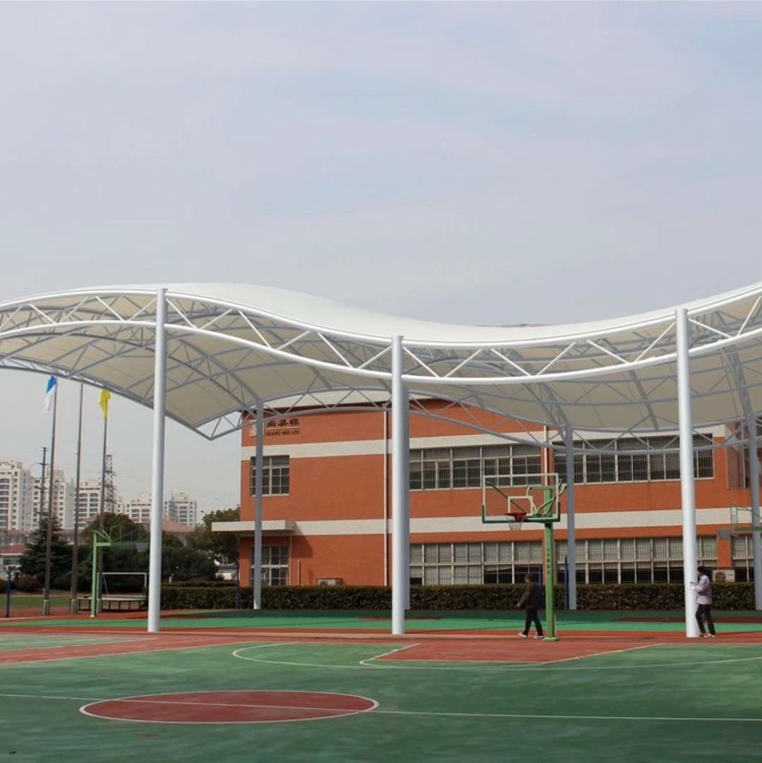 Kanopi Membrane di sebuah lapangan olahraga