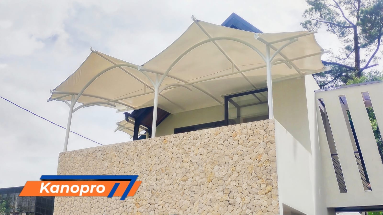 Proyek kanopi membran Bogor untuk area outdoor restoran dengan desain modern dan tampilan realistis